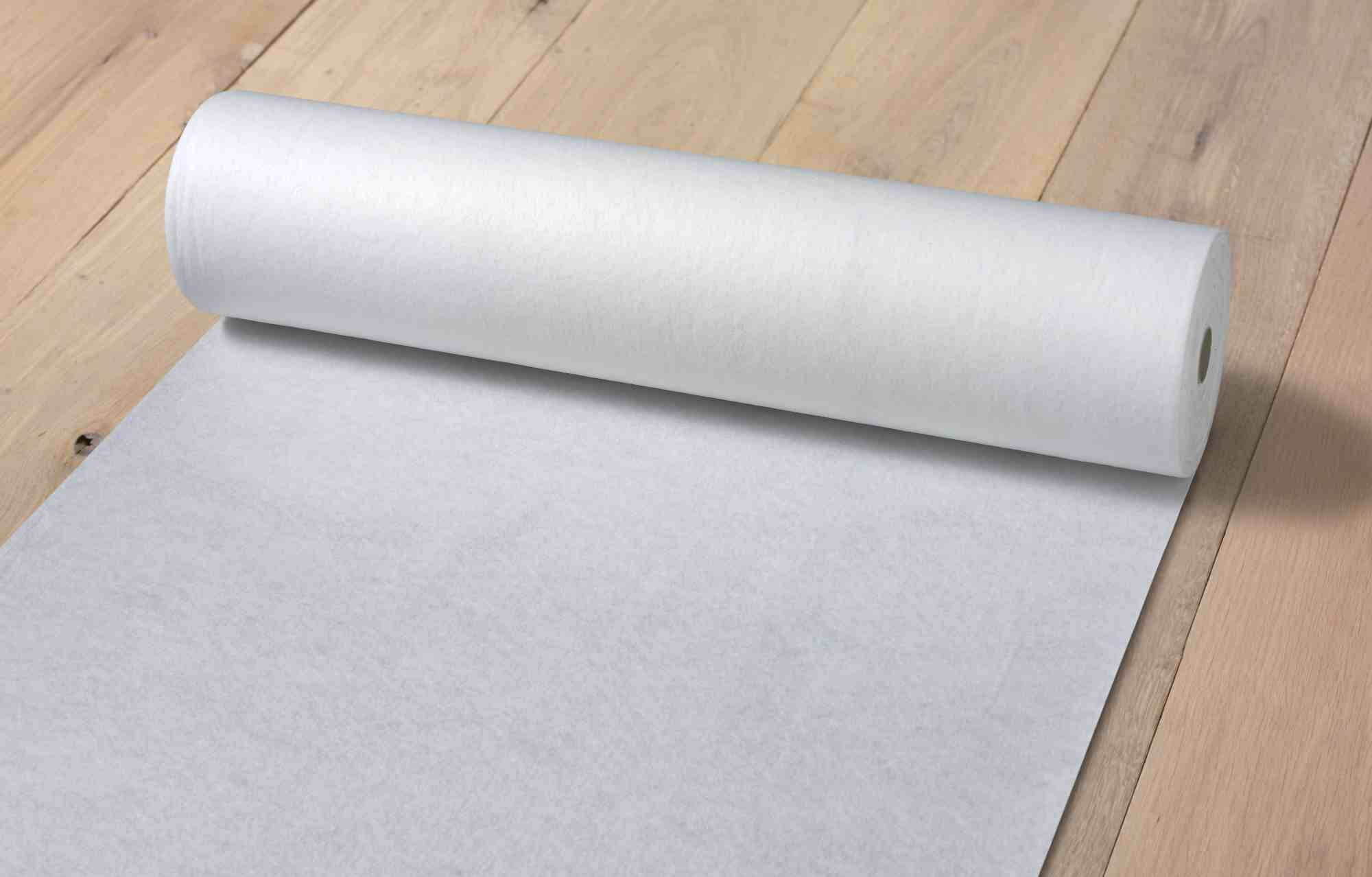 Paberirulli paigaldamine puidust põrandale interjööris