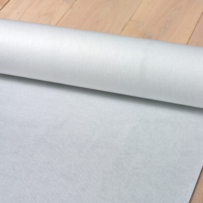 Tapeetimine paberiga puidust põrandalastu taustal