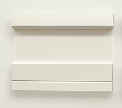 Kaasaegne minimalistlik kunst valgel taustal seinal