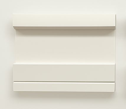 Kaasaegne minimalistlik kunst valgel taustal seinal