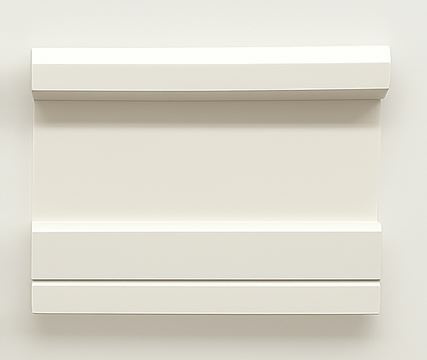 Valge vinüülist voodrilaua fragment seinal