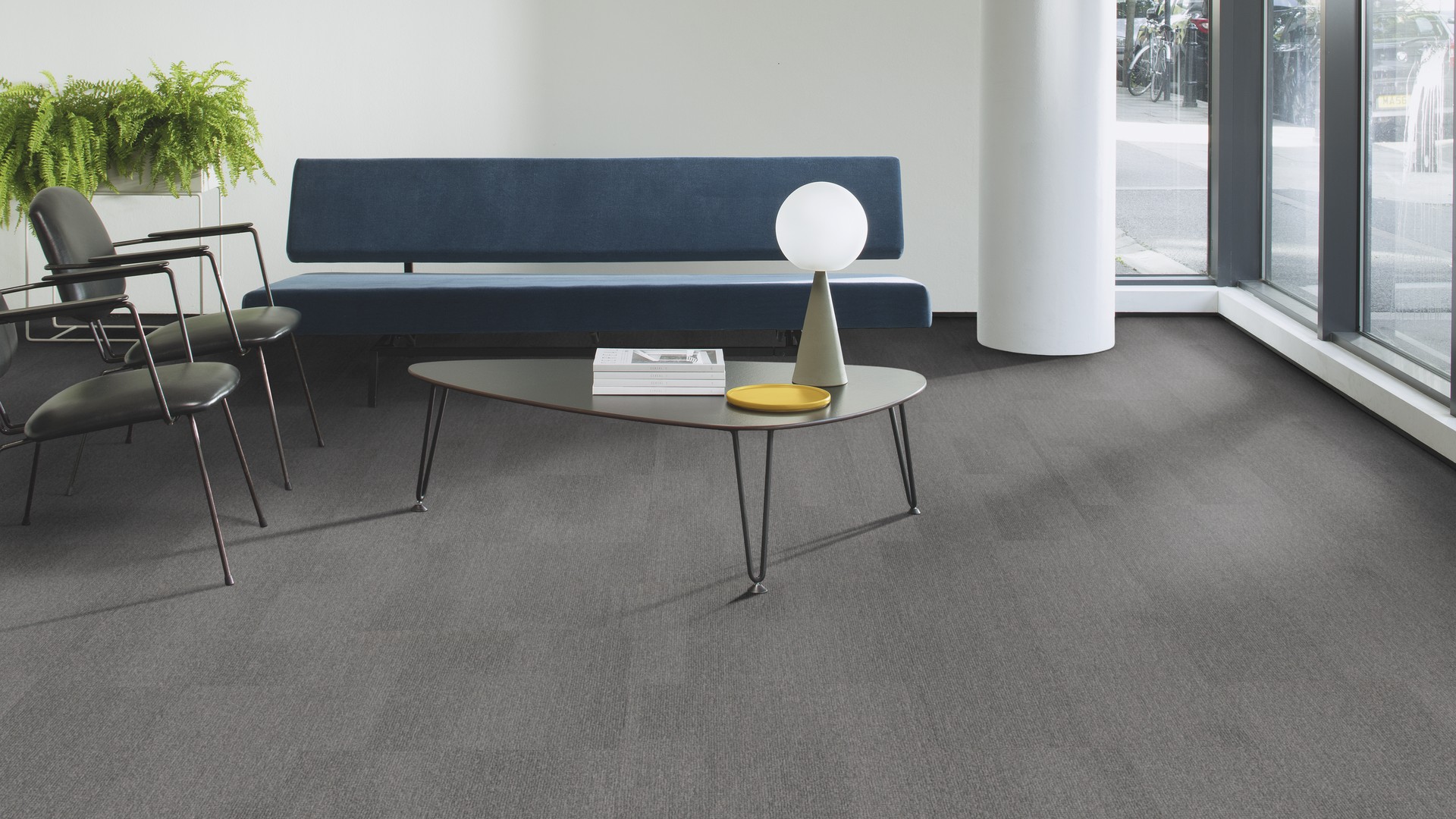 Stiilne elutuba minimalistliku mööbli ja kaasaegse sisustusega