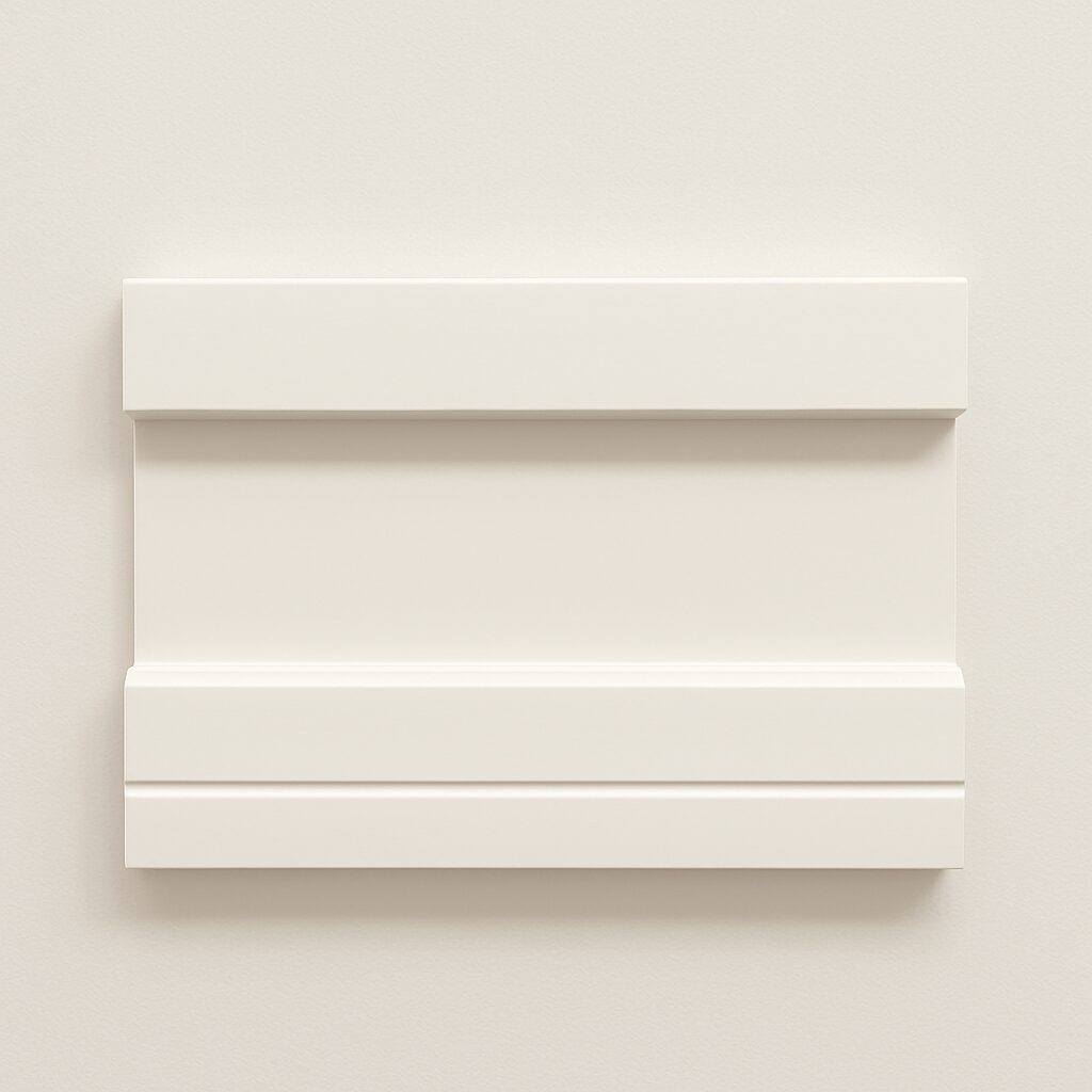 Valge seinapaneel puhta ja modernse disainiga taustal.